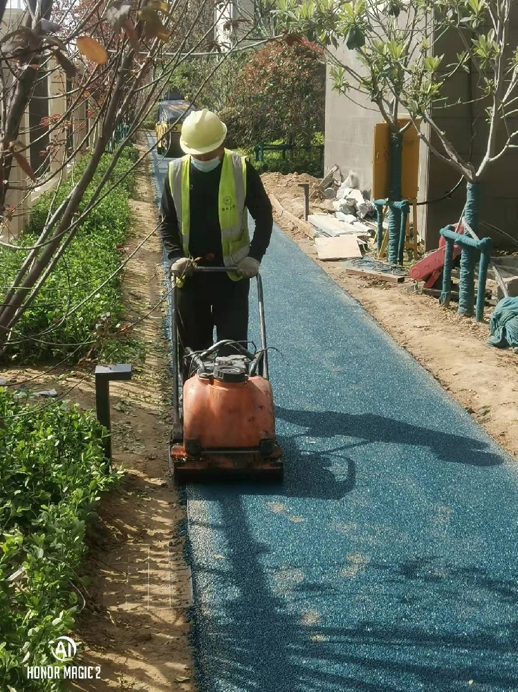 鄭州瀝青路面改色施工時(shí)需要注意什么？