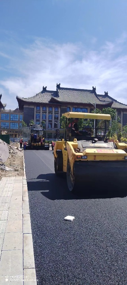 新密瀝青路面攤鋪
