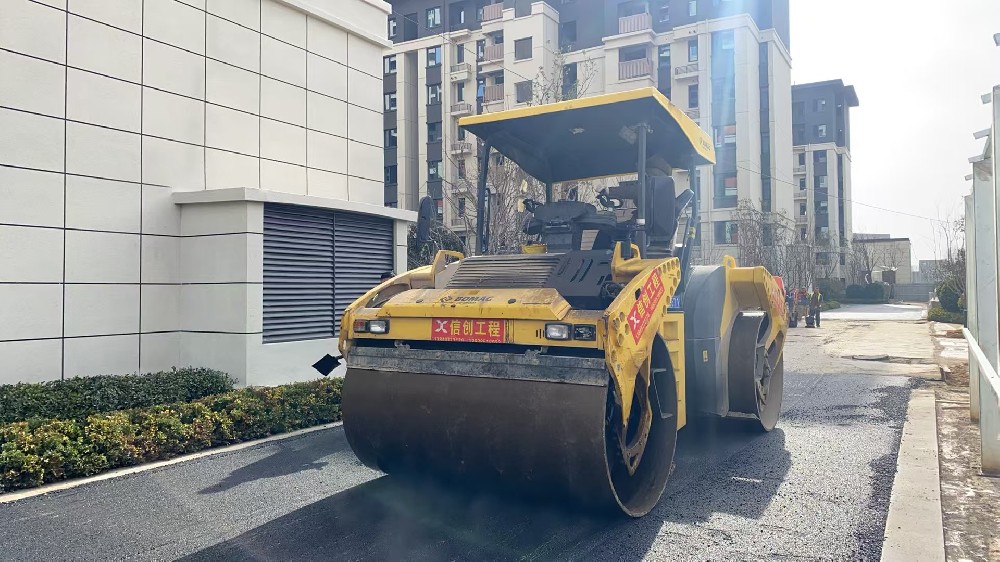 瀝青路面施工團隊以專業(yè)力量助力城市建設(shè)
